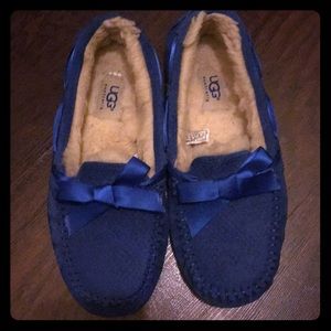 UGG SLIPPERS SIZE 7 IN A DELICIOUS BLUE!!